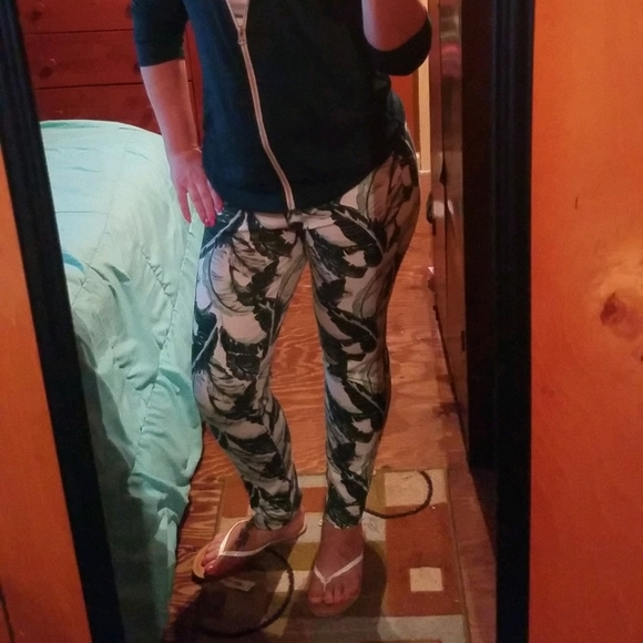 Old Navy Pants - Old Navy Green floral pixie pant size 4